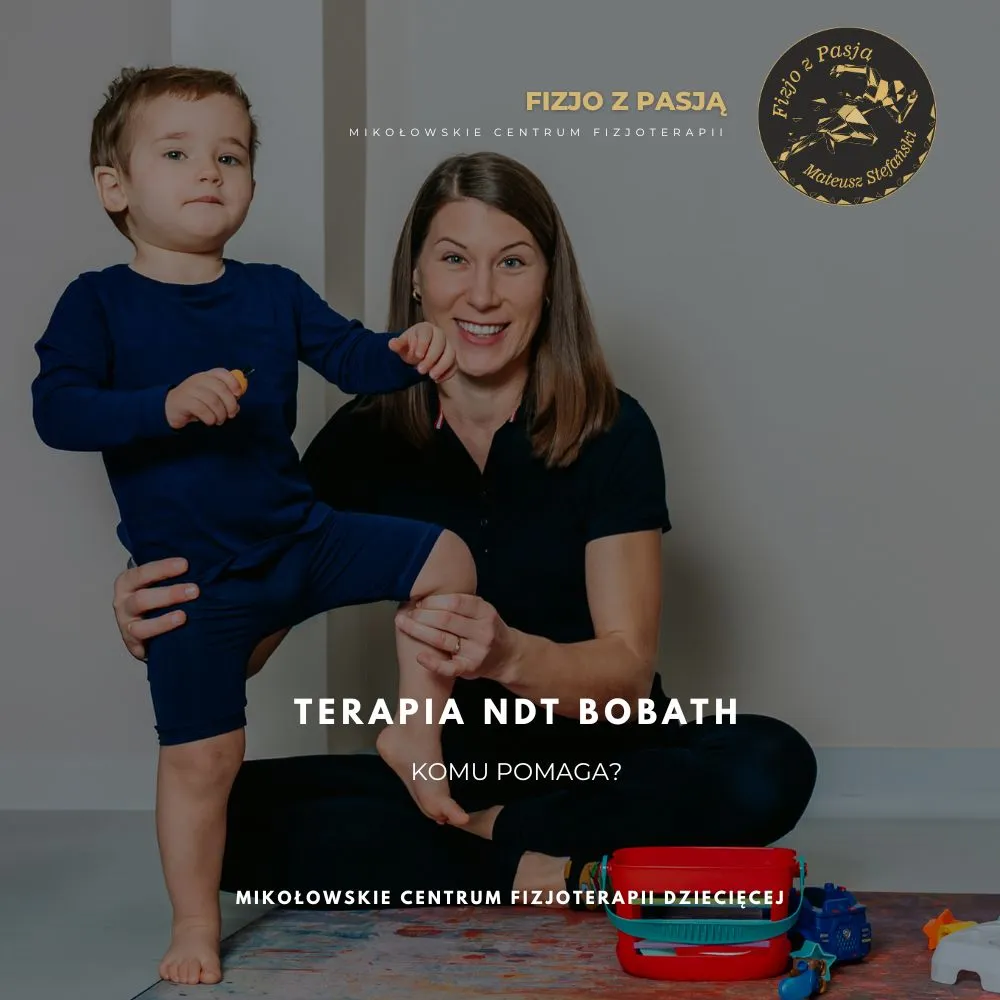 mikołów kobieta i mały chłopiec siedzą na podłodze, uśmiechnięci, z zabawkami w pobliżu. tekst promuje terapię ndt bobath. fizjo z pasją