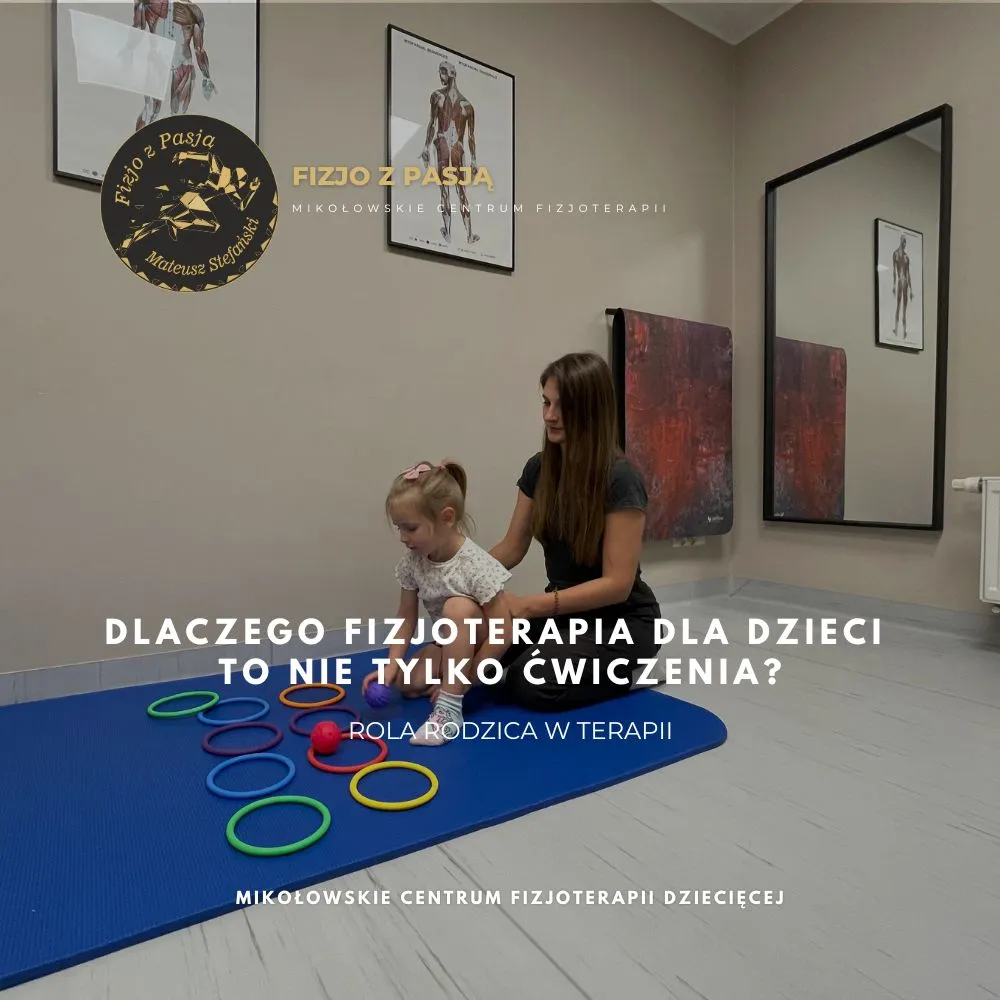 mikołów kobieta pomaga młodej dziewczynie z kolorowymi pierścieniami na niebieskiej macie w pokoju terapeutycznym. fizjo z pasją