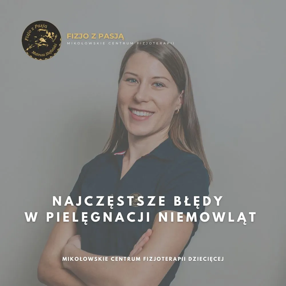mikołów uśmiechnięta kobieta z założonymi rękami stoi przed tekstem o typowych błędach w opiece nad niemowlętami w języku polskim. fizjo z pasją
