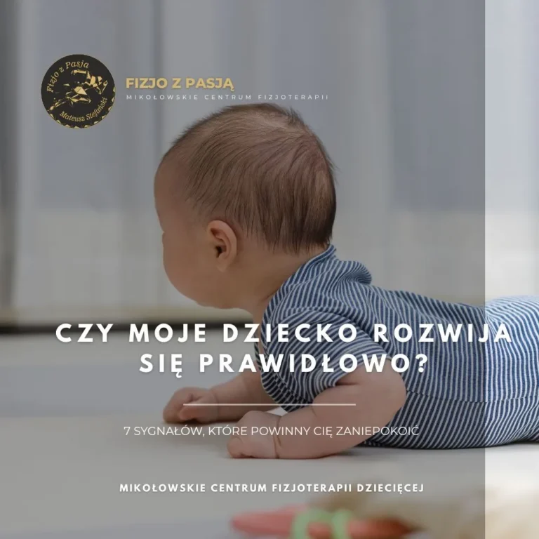 mikołów dziecko w pasiastym ubranku leży na brzuchu w pomieszczeniu obok polskiego tekstu o rozwoju dziecka. fizjo z pasją