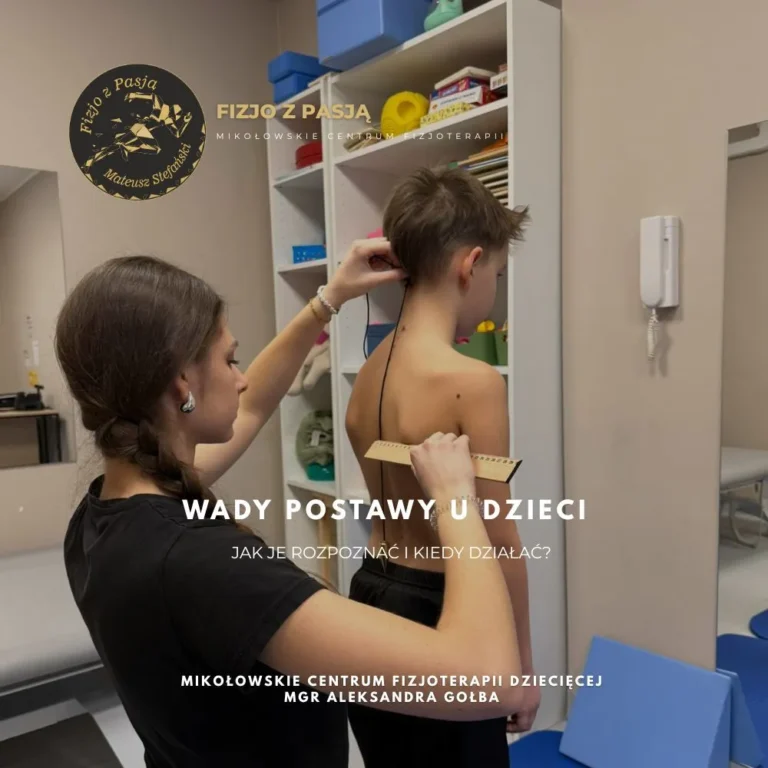 mikołów kobieta bada postawę pleców dziecka w klinice z widocznymi narzędziami medycznymi i wykresami. fizjo z pasją