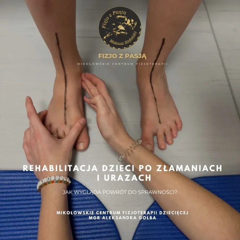 mikołów dwie dziecięce nogi z narysowanymi liniami na goleniach, ręce trzymające kostki, warunki rehabilitacji, widoczne informacje o klinice. fizjo z pasją