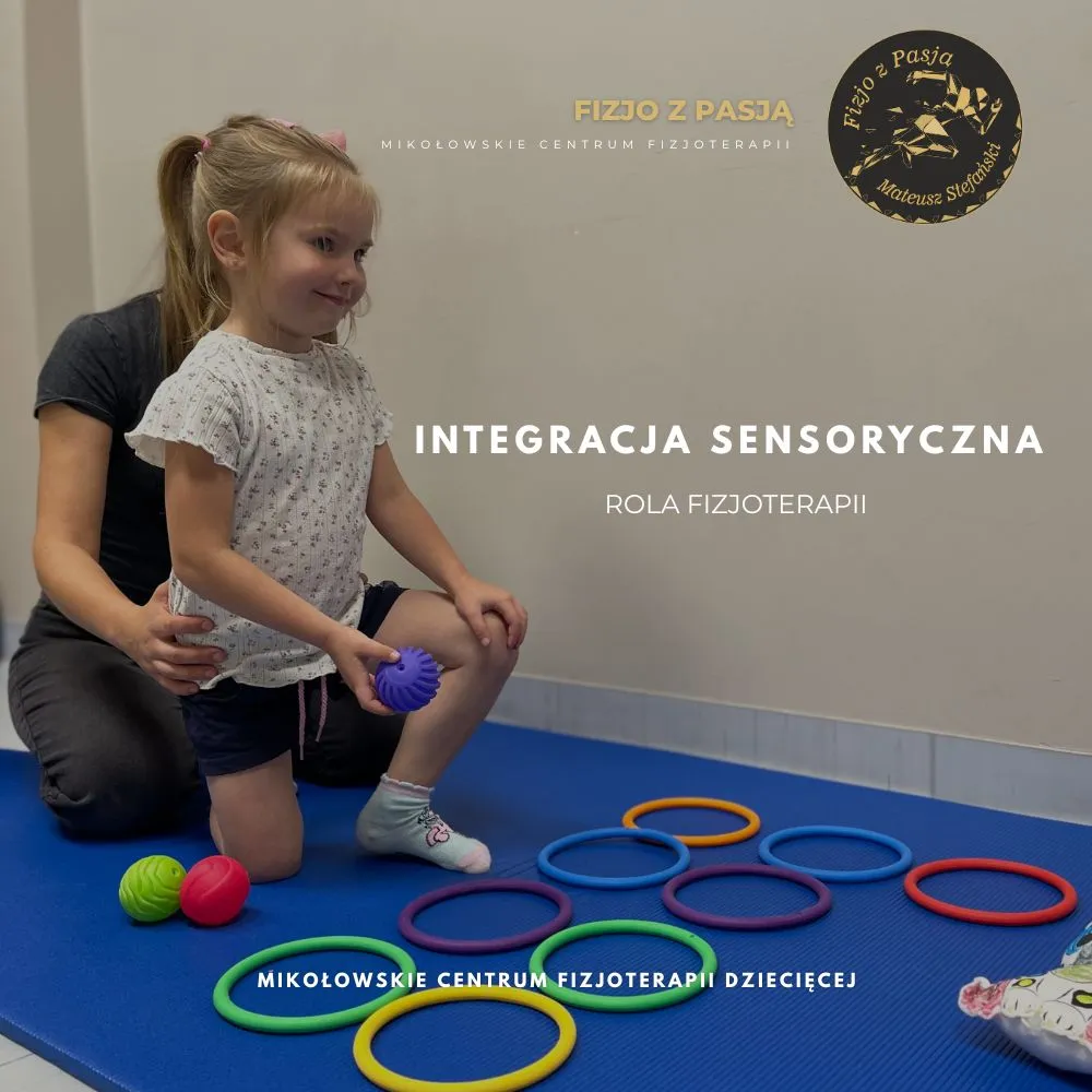 mikołów uśmiechnięta dziewczynka klęczy na macie, trzymając piłki terapeutyczne w pobliżu kolorowych obręczy podczas sesji integracji sensorycznej. fizjo z pasją