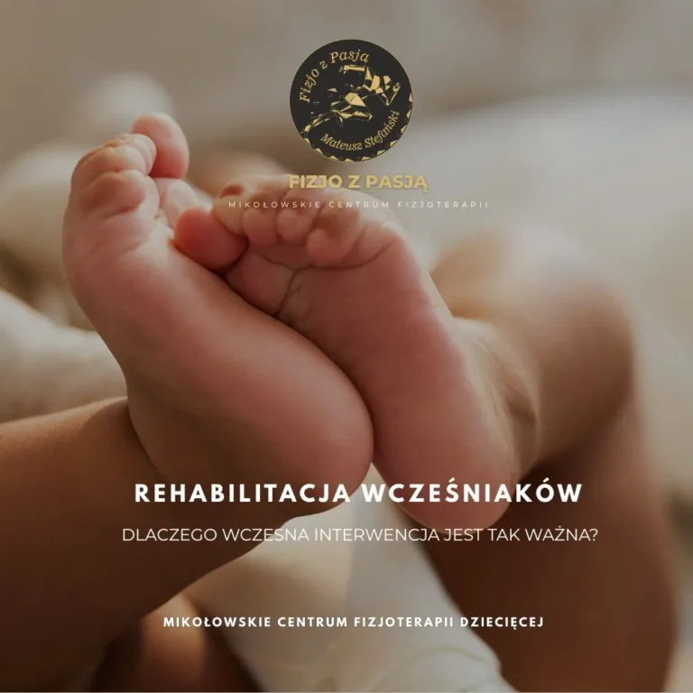 mikołów zbliżenie na dorosłego trzymającego stopy dziecka, promującego wczesną rehabilitację wcześniaków. fizjo z pasją