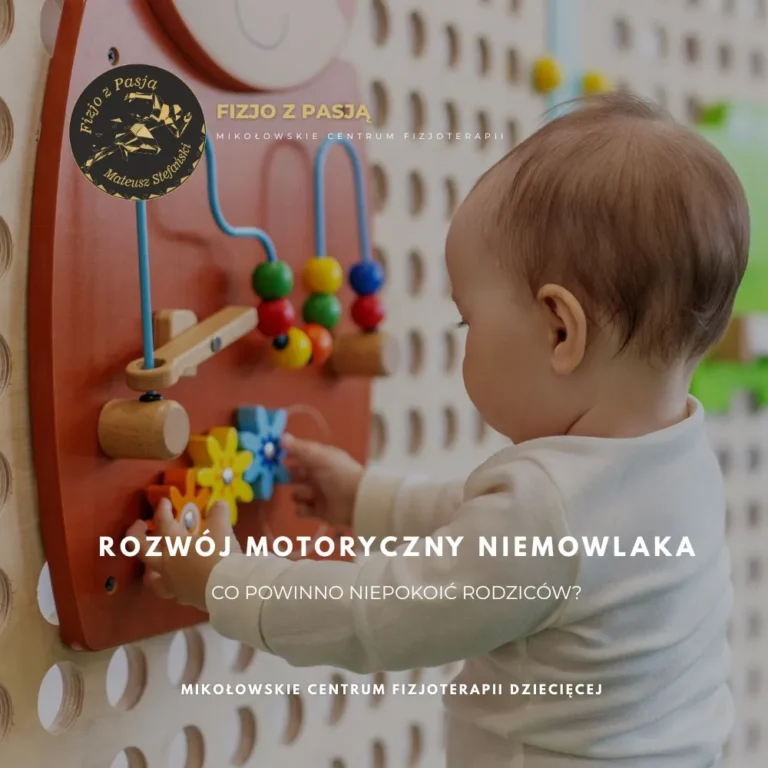 mikołów dziecko bawi się kolorową zabawką zawieszoną na ścianie. tekst omawia rozwój motoryczny niemowląt i obawy rodziców. fizjo z pasją