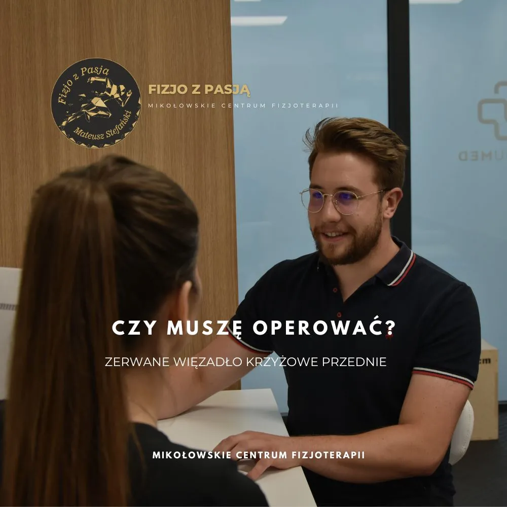 mikołów uśmiechnięty mężczyzna rozmawia z kobietą przy biurku w klinice fizjoterapii, z nałożonym tekstem w języku polskim. fizjo z pasją