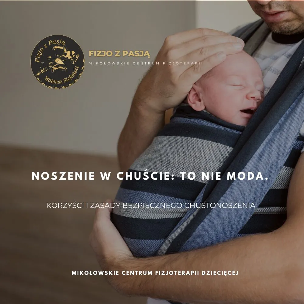 mikołów uśmiechnięty mężczyzna trzyma śpiące dziecko w niebieskim nosidełku; tekst promuje bezpieczne noszenie dzieci. fizjo z pasją