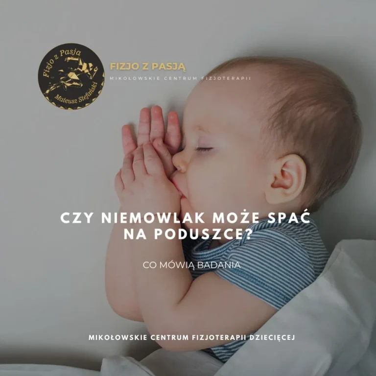 mikołów dziecko śpi na poduszce z rączkami blisko twarzy; polski tekst omawia spanie niemowląt i poduszki. fizjo z pasją