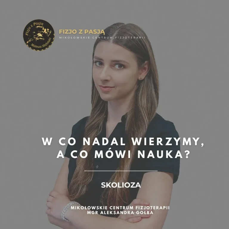 mikołów kobieta z długimi brązowymi włosami stoi ze złożonymi rękami; obok niej wyświetlany jest polski tekst o skoliozie. fizjo z pasją